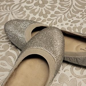 Bandolino Edition women's Beautiful silver Glamorous flat Make the versatile